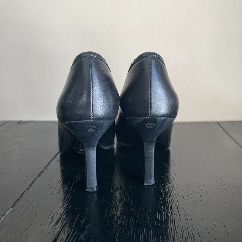 VTG Chanel Black Pumps Heels Leather 37 7 735 CC Pointed Striped 6.5 - Picture 11 of 11